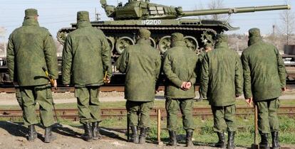 Soldados rusos se preparan para descargar un tanque en una base cercana a Simfer&oacute;pol.