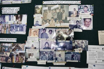 Tablón con casos de criminales convictos, en su mayoría traficantes, en una de las oficinas de Maiti, en Katmandú.