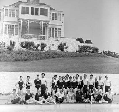 El Harkness Ballet, en la casa de Watch Hill (Rhode Island). Abajo en el centro, quinta por la derecha, Rebekah Harkness, sentada.