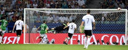 Marco Fabian bate a Ter Stegen en el único gol de México.