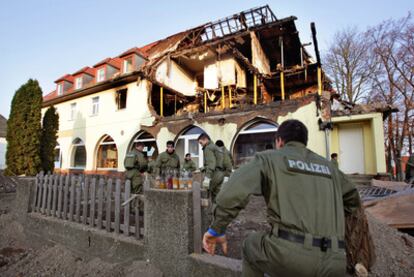 La policía busca pistas del caso en una residencia de Zwickau.