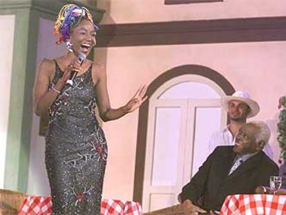 La cantante Lucrecia canta en homenaje a Celia Cruz, en presencia de su viudo, Pedro Knight, en el carnaval tinerfeño.
