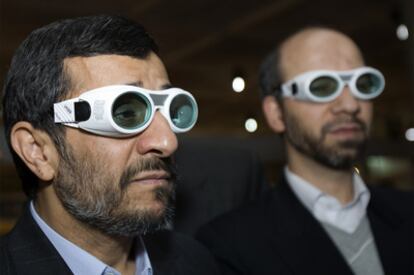 El presidente iraní, Mahmud Ahmadineyad (centro), asiste a una exhibición de tecnología láser ayer en Teherán.