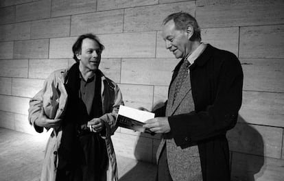 Javier Marías y Eduardo Mendoza, durante la presentación del libro del primero, 'Cuando fui mortal', en Barcelona en 1996.