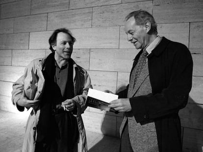 Javier Marías y Eduardo Mendoza, durante la presentación del libro del primero, 'Cuando fui mortal', en Barcelona en 1996.