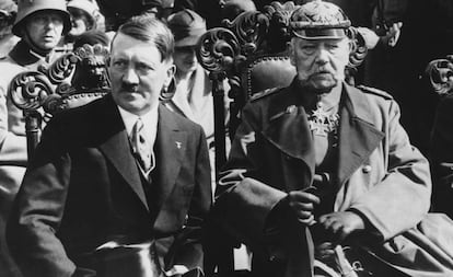 Adolf Hitler y Paul Hindenburg, en 1933.