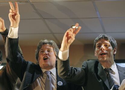 El vicepresidente de Argentina, Amado Boudou (izquierda), junto al jefe de gabinete de ministros, Juan Manuel Abal Medina, celebran la aprobación, por parte del parlamento argentino, del proyecto de ley gubernamental de expropiación del 51% de las acciones de la española Repsol en la petrolera YPF.