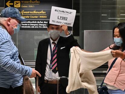 Viajeros en el aeropuerto de Bangkok. 