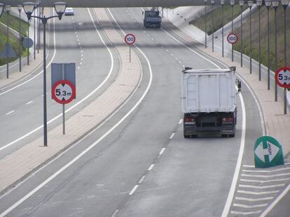 Un camión circulando por una carretera en Navarra.