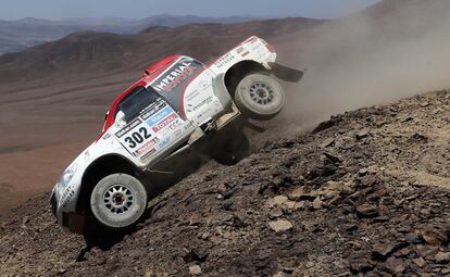 Giniel De Villiers conduce su Toyota en la undécima etapa.