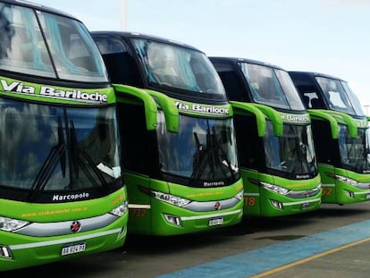 Autobuses de la compa&ntilde;&iacute;a V&iacute;a Bariloche, que ya ha solicitado el permiso para operar tambi&eacute;n como aerol&iacute;nea.