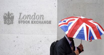 Un trabajador junto a la Bolsa, en la City de Londres.