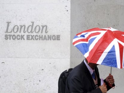 Un trabajador junto a la Bolsa, en la City de Londres.