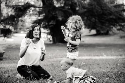 Diana Oliver junto a sus dos hijos.