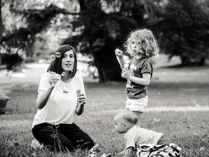 Diana Oliver junto a sus dos hijos.