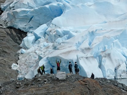 Un grupo de personas disfrutan la vista del glaciar Mendenhall Glacier, en Juneau (Alaska),el 8 de junio de 2023.