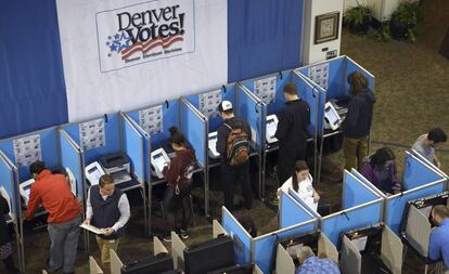 Varios ciudadanos, en un centro electoral en Denver, Colorado (EEUU).