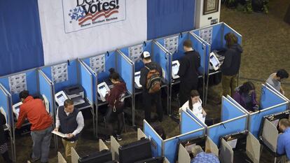 Varios ciudadanos, en un centro electoral en Denver, Colorado (EEUU).
