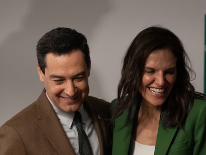 El presidente de la Junta de Andalucía Juanma Moreno, y la nueva delegada de la Junta en Cataluña, Esperanza García González; inauguran la sede de la Delegación de Andalucía en Cataluña, en el Paseo de Gràcia. David Zorrakino / Europa Press