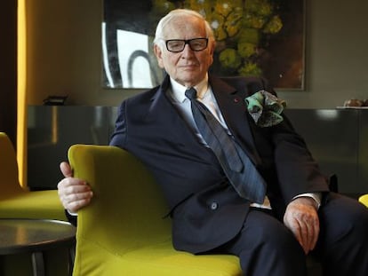 El modisto Pierre Cardin. 