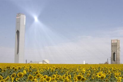 Centrales termosolares de torre en el complejo Solúcar en Sanlúcar la Mayor (Sevilla) como las que están proyectadas en el Sáhara.