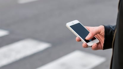 La nueva campaña de publicidad de la DGT incide en el mal uso de teléfono móvil por parte de los peatones