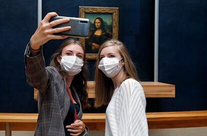 Dos visitantes del Louvre se hacen un selfi delante de 'La Gioconda', de Leonardo da Vinci.