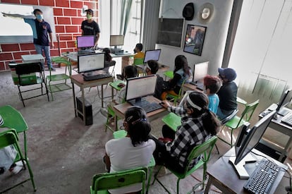 Una maestra de la asociación civil Utopía imparte una lección de informática a niños de la colonia Escalerillas en Chimalhuacan, Estado de México, México, el pasado 24 de febrero.