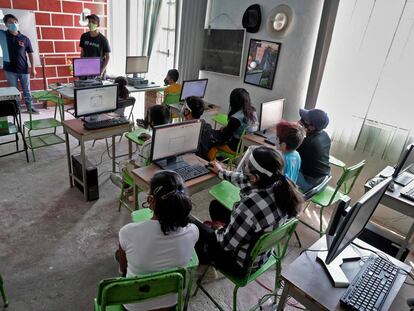 Una maestra de la asociación civil Utopía imparte una lección de informática a niños de la colonia Escalerillas en Chimalhuacan, Estado de México, México, el pasado 24 de febrero.