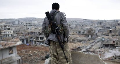 Un guerrillero kurdo en Siria, en la ciudad de Kobane, fronteriza con Turquía, en enero de 2015.