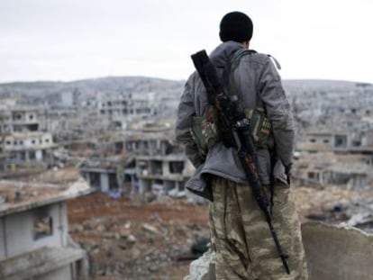 Un guerrillero kurdo en Siria, en la ciudad de Kobane, fronteriza con Turquía, en enero de 2015.