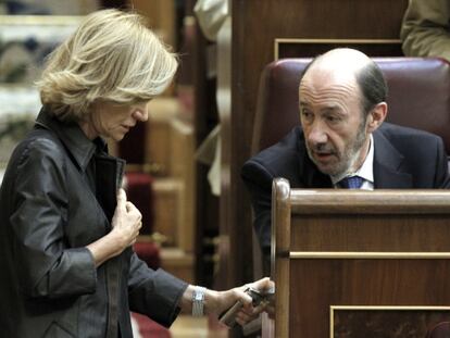 La vicepresidenta económica, Elena Salgado, y el candidato del PSOE, Alfredo Pérez Rubalcaba, conversan durante el pleno del Congreso.