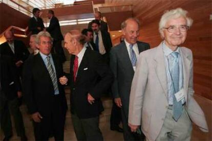 Pedro Miguel Etxenike (a la izquierda) y Antony Hewish (a la derecha) junto a otros científicos, durante la inauguración del congreso.