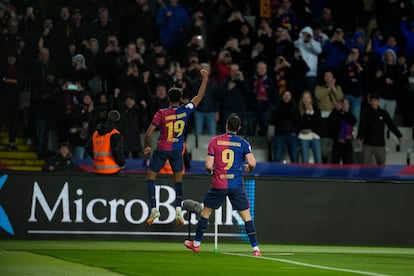 Robert Lewandowski y Lamine Yamal celebran el tercero del Barça, anotado por el polaco.