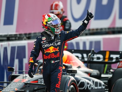 Checo Pérez saluda a los aficionados mexicanos de Fórmula 1, en el Autódromo Hermanos Rodríguez, en Ciudad de México.