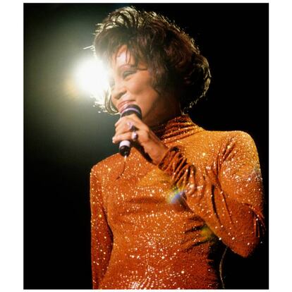 La artista con más números uno consecutivos en la lista de 'singles' de Estados Unidos es Whitney Houston. La formidable cantante encadenó siete canciones al frente de los más vendidos, en una secuencia imparable que empezó el 26 de octubre de 1985 con 'Saving all my love for you' y concluyó dos años y medio después, el 23 de abril de 1988, con 'Where do broken hearts go'. La cantante californiana, que nos dejó en 2012 a la edad de 48 años, tiene otro récord, que comparte con The Beatles: el de liderar simultáneamente las listas de 'singles' y álbumes por más tiempo. Doce semanas pasó Whitney al frente de ambas con 'I will always love you' y el álbum de la banda sonora de 'El guadaespaldas' (1992). Tantas como The Beatles con tres de sus singles y los álbumes 'Meet the Beatles!' y 'The Beatles’ second album' (1964).