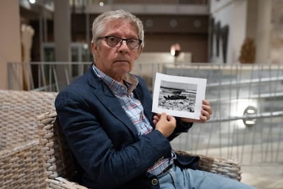 Ildefonso Sena con la foto del primer inmigrante fallecido en el Estrecho, aparecido en la playa de los Lances de Tarifa el 1 de noviembre de 1988.