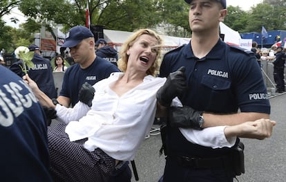 La policía se lleva a una manifestante después de que el Parlamento aprobase la ley para reformar el sistema judicial, en Varsovia, Polonia.