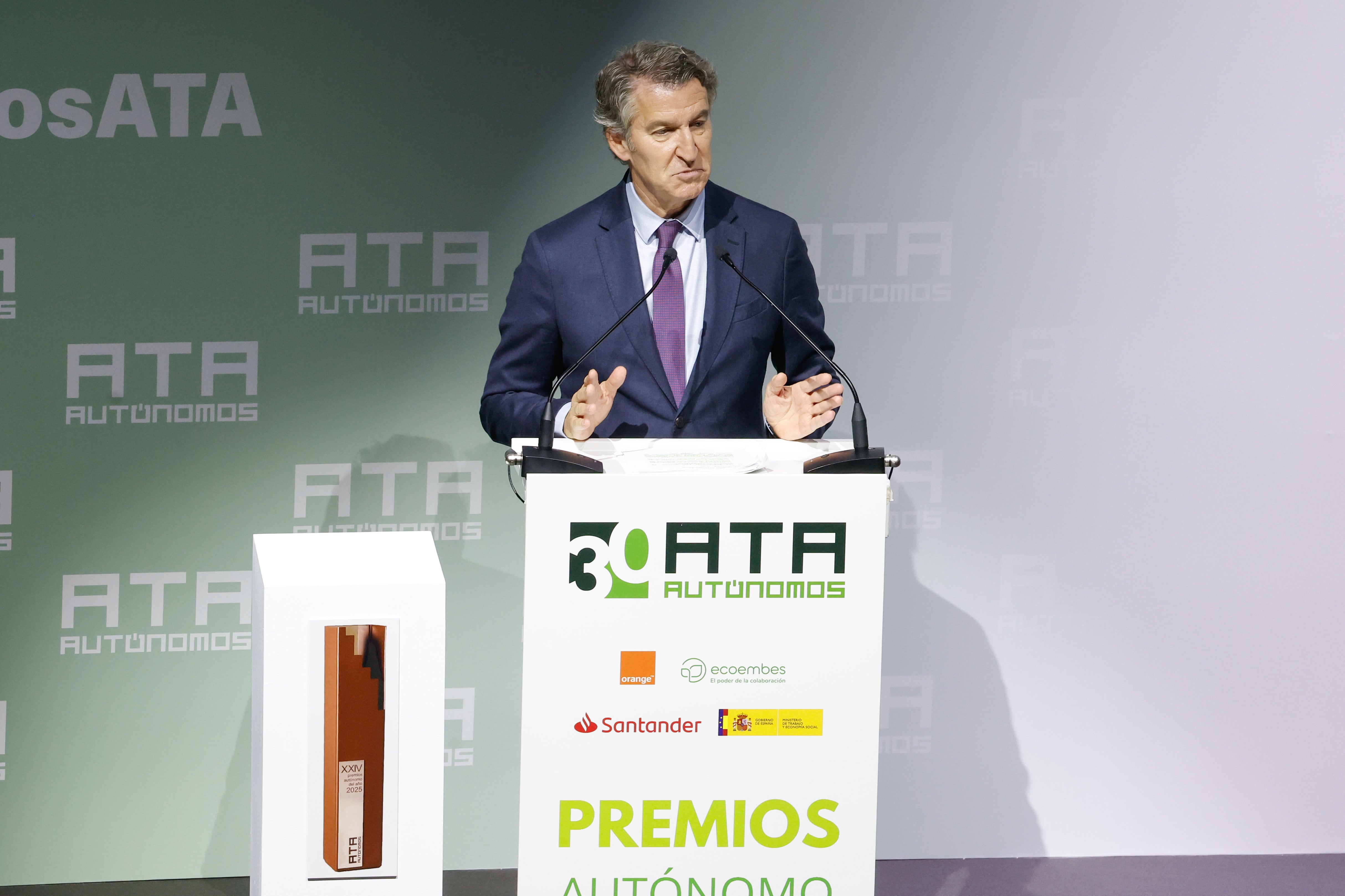 El líder del Partido Popular, Alberto Núñez Feijóo, interviene durante la entrega de los XXIV premios Autónomo del Año en Madrid, este lunes. 