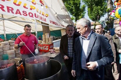 Pachi V&aacute;zquez durante su paseo de ayer por la feria de Padr&oacute;n, acompa&ntilde;ado por cargos locales del partido.