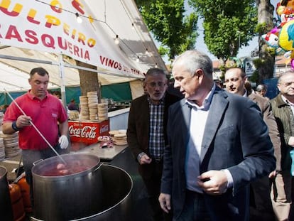 Pachi V&aacute;zquez durante su paseo de ayer por la feria de Padr&oacute;n, acompa&ntilde;ado por cargos locales del partido.