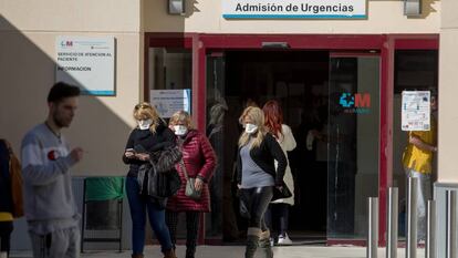 Varias personas salen de Urgencias del Hospital Gregorio Marañón de Madrid.