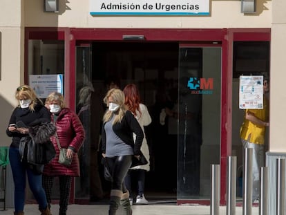 Varias personas salen de Urgencias del Hospital Gregorio Marañón de Madrid.