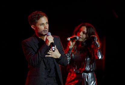 Gael García Bernal y Ceci Bastida, durante su actuación.