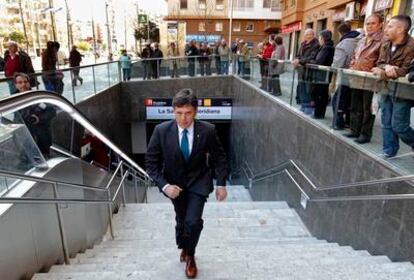 Lluís Recoder , consejero de Territorio y Sostenibilidad, sale corriendo detrás del ministro de fomento José Blanco tras la inauguración de la nueva estación de Renfe de cercanías La Sagrera- Meridiana , Barcelona.