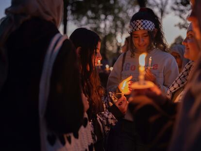 Un grupo de mujeres en una vigilia por la guerra en Gaza.