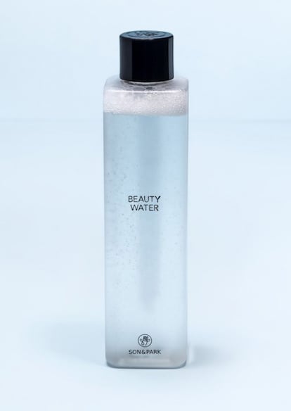 Tónico de Beauty Water de Son & Park. Un artículo que funciona como tónico, limpiador, bruma, hidratante y exfoliante al mismo tiempo. Además, es apto para todo tipo de pieles. Desde MiiN aseguran que es su producto estrella.

Precio: 31,99 euros