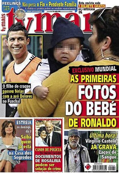 El pequeño Cristiano Ronaldo en los brazos de su abuela paterna, la madre del jugador del Real Madrid
