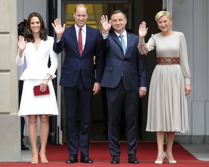 Los duques de Cambridge posan junto al presidente polaco, Andrzej Duda y su esposa, la primera dama Agata Kornhauser-Duda, durante la ceremonia de bienvenida al príncipe de Inglaterra y su familia a Varsovia, Polonia.