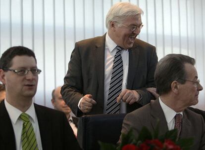 El ministro de Exteriores alemán, Frank-Walter Steinmeier (centro); el líder del SPD, Franz Müntefering (derecha), y el cabeza de lista del partido en el Estado de Hesse, Thorsten Schäfer-Gümbel, ayer en Berlín.